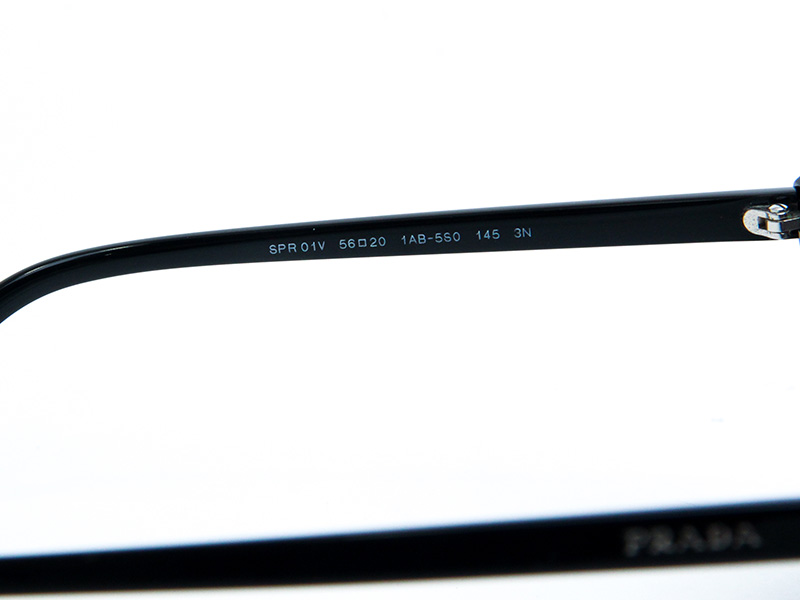 Innenseite des Bügels einer Prada-Sonnenbrille mit Modellnummer, Größe und Farbcode – wichtige Merkmale zur Überprüfung der Echtheit